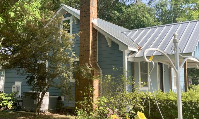 Wilmington Cottage | Inviting Cottage near UNCW with Ocean Views & Spa Access