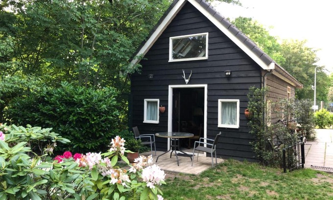 Utrecht Bed & Breakfast | Cozy Cottage: Pet-Friendly Retreat with Breakfast & Hot Tub