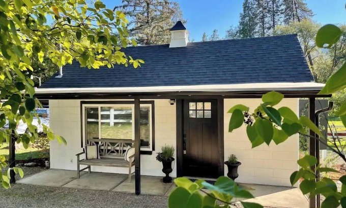 Jacksonville Cottage | Charming Cottage on Applegate River with Kitchen & Pet Friendly