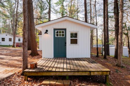 Mayfield House | Charming Cottage Retreat on Arbutus Lake – Pet Friendly Stay