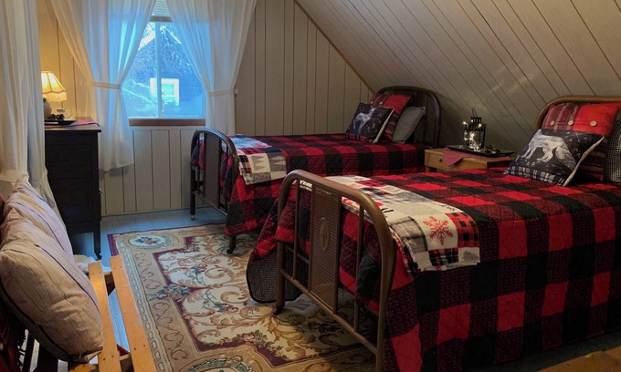 Lac Superieur Village Ski Chalet | Cozy Cottage on a Lake, mins from Mt Tremblant/Mt Blanc Specials for December.