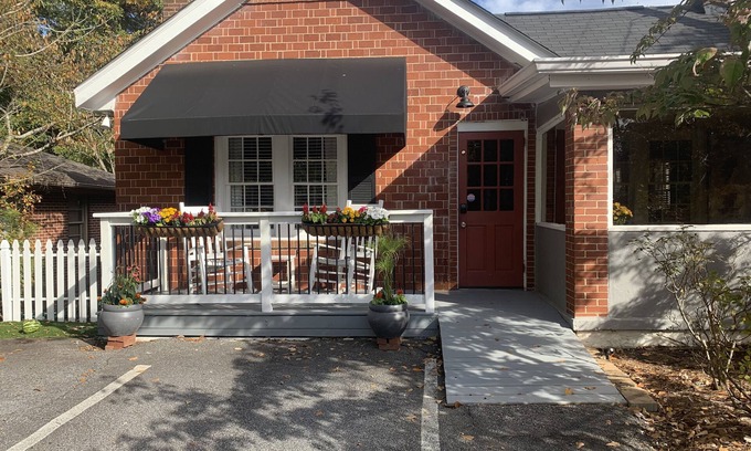 Roswell Cottage | Charming Cottage Near Nightlife with Ocean View & Spa