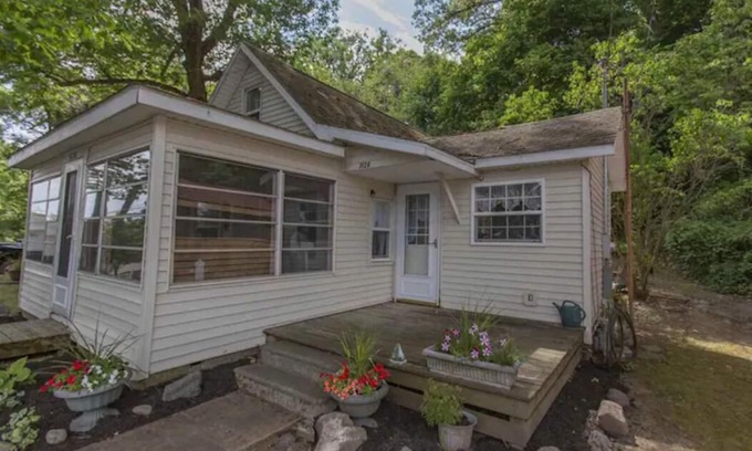 Angola Cottage | Inviting Cottage Retreat on Crooked Lake with Family Appeal
