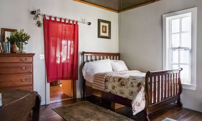 Bastrop Cottage | Charming Cottage Retreat near Lost Pines Forest & Bastrop Park