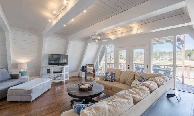 Mid America House | Charming Lake Hamilton Cottage with Private Docks & Pool