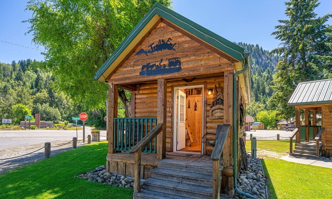 Northport Cottage | Cozy Cottage on the edge of town.