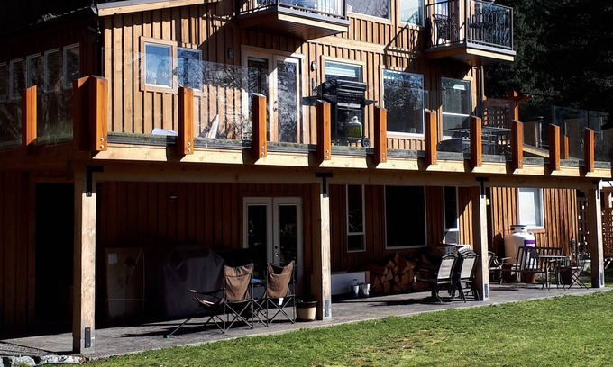 Youbou Cottage | Cozy cottage suite by the lake