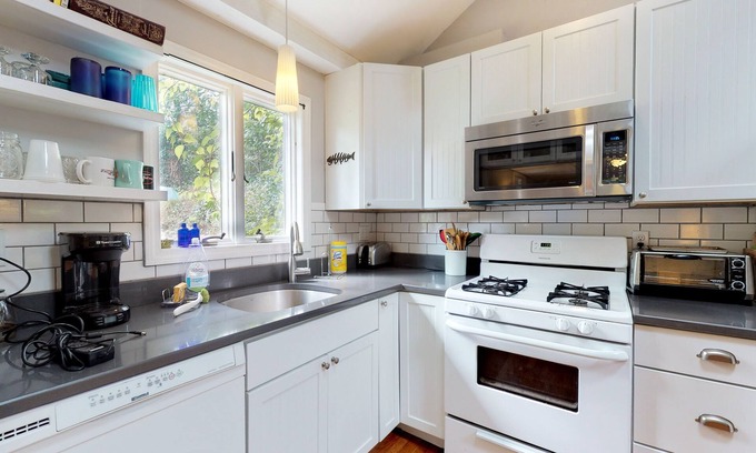 Woods Hole Cottage | Charming Cottage with Remodeled Kitchen Near Woods Hole Ferry