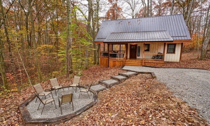 Carbon Hill Cottage | Inviting Cottage with Spa, Breakfast & Hot Tub - Guest Rated 9.8
