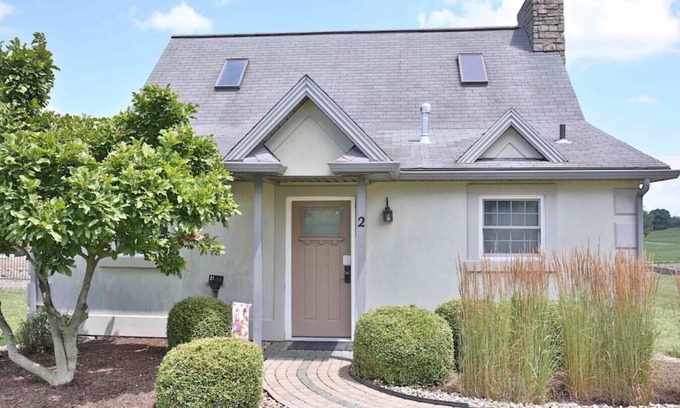 Millersburg Cottage | Inviting Cottage with Fireplace & Seasonal Pool Amenities