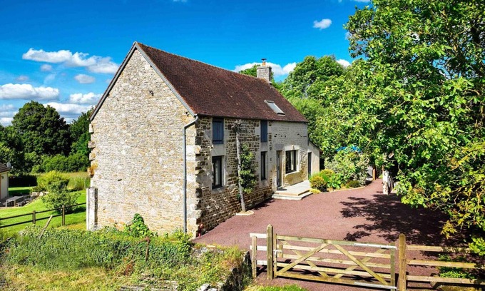 Joue-du-Plain Cottage | Gite Joué-du-Plain: Family Retreat with Spa & Breakfast