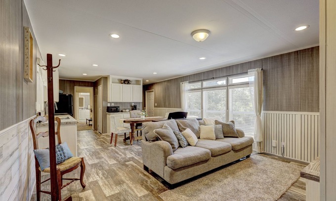 Norman Cottage | Charming Cottage Retreat with Hot Tub by Lake Thunderbird