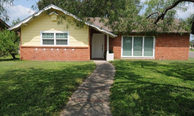 Kingsville House | Inviting Cottage with Mid-Century Style and Great Amenities