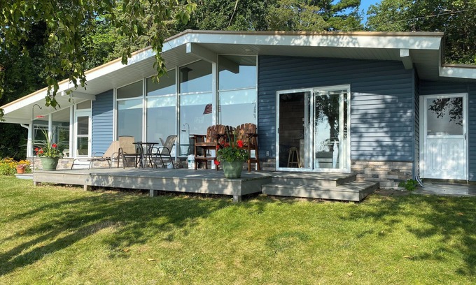 Au Gres Cottage | Charming Cottage with Beachfront Access on Lake Huron