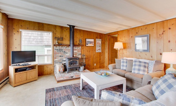 Florence House | Cozy Cottage with Amazing Ocean Views - Pet Friendly Retreat