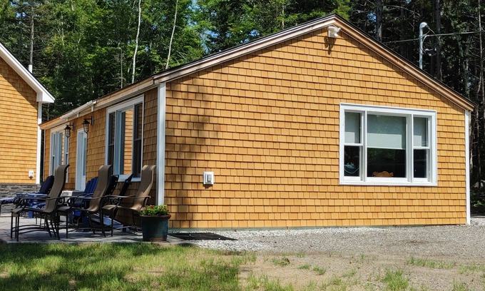 Mid-Coast and Islands Cottage | Charming Cottage with Scenic Views of Stover's Cove