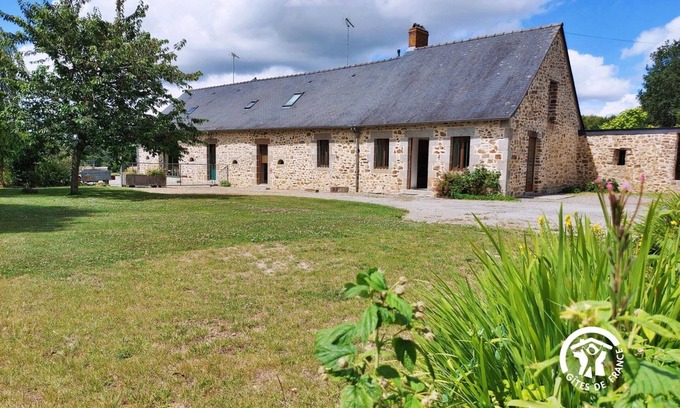 Saint-Ouen-des-Toits Cottage | Cozy Gite Saint-Ouën-des-Toits with Spa & Family Amenities