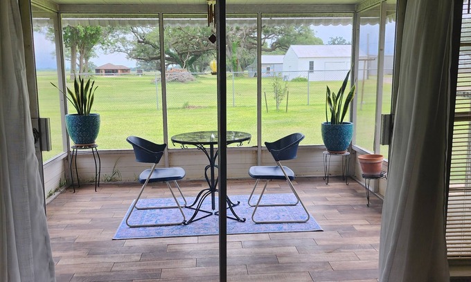 Iowa Colony House | Cozy Country Gateway