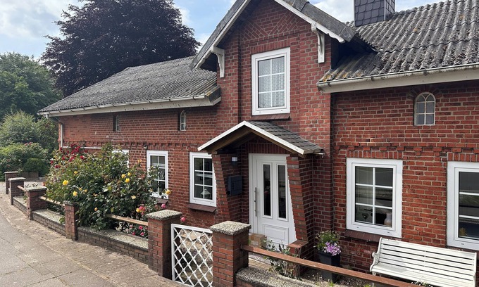 Arlewatt Cottage | Charming Country House Retreat in Olderup with Garden