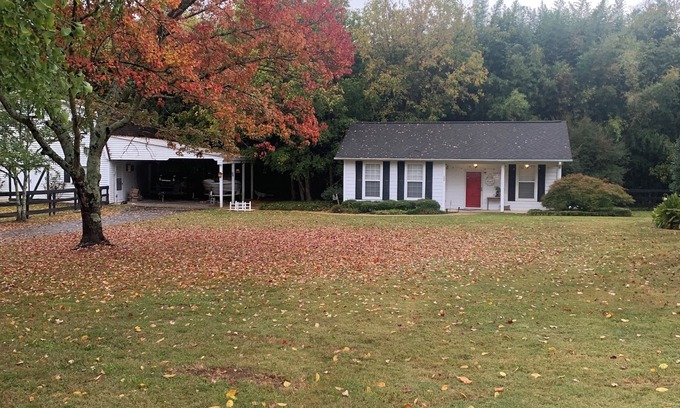 Saks Apartment | Inviting Country Retreat Near Adventure and Great Dining