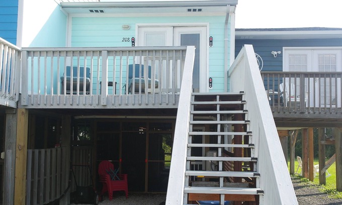 Sneads Ferry House | Charming Couples Retreat Steps from Ocean with Pet-Friendly Perks