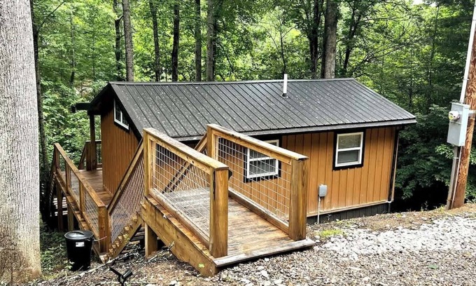 Campton Cabin | Cozy Couples Cabin in Heart of RRG!