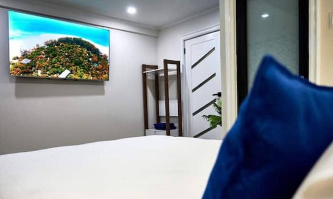 Scarborough Apartment | Cozy Couples Retreat