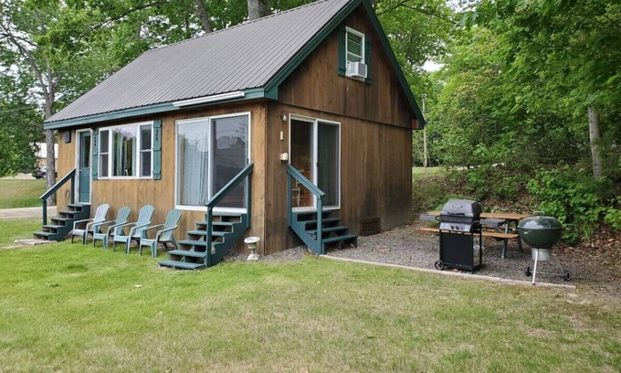 Belgrade Cabin | Tranquil Cottage Retreat on Belgrade Lake – Rated 9/10!