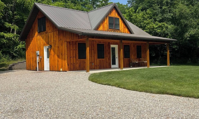 Hallsville Cabin | Charming Creek Cabin Near Tarlton with Breakfast & Kitchen