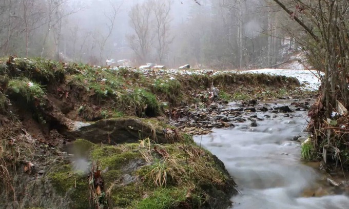 Burnsville House | Inviting Creekside Cottage: Skiing & Hiking Await!