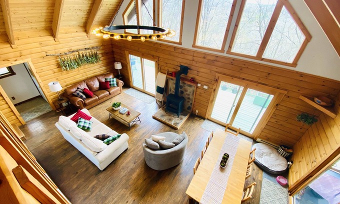 Berkeley Springs Cabin | Pet-Friendly Cozy Creekview Cabin with Hot Tub & Spa