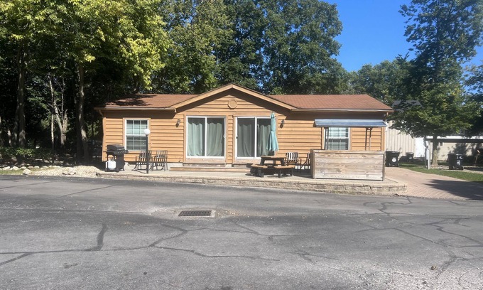 Put-in-Bay House | Charming Cozy Cub Cabin 2 with Breakfast & Kid-Friendly Fun