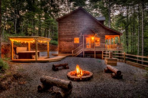 Blue Ridge House | Inviting Cub Cabin: 4-Star Stay with Hot Tub & Pet-Friendly