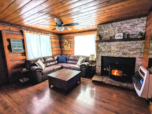 Pinetop House | Relaxing Getaway at Cozy Cub Log Cabin - Pet Friendly Retreat