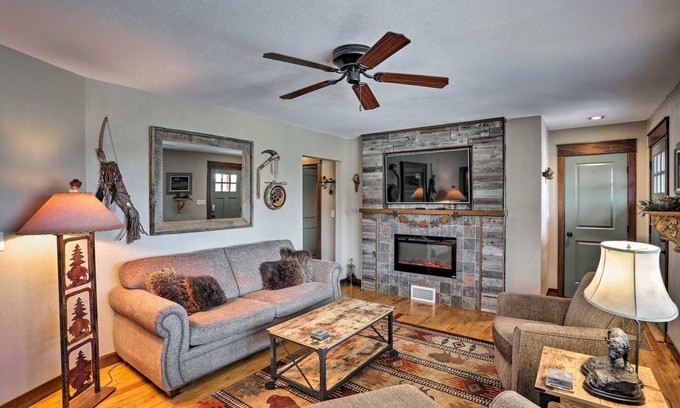 Custer House | Charming Custer Cottage: Family-Friendly with Deck Access