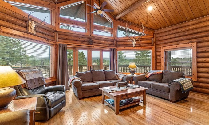 Williams Cabin | Inviting Cabin Retreat with Spa and Lake Views in Williams