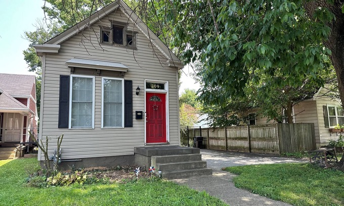 Crescent Hill House | Inviting 2-Bedroom House in Friendly Louisville with WiFi