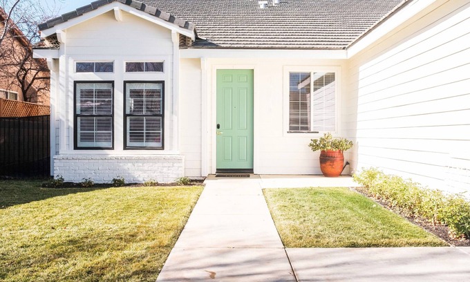 Lancaster House | Inviting Desert Escape for Families with Kid-Friendly Amenities