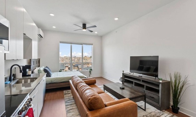 West Colfax Apartment | Stylish Studio with Kitchen & Breakfast - Pet Friendly