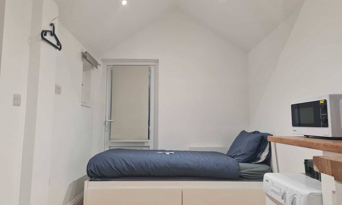 Bletchley Apartment | Cozy Detached Studio Retreat with Kitchen & Bath