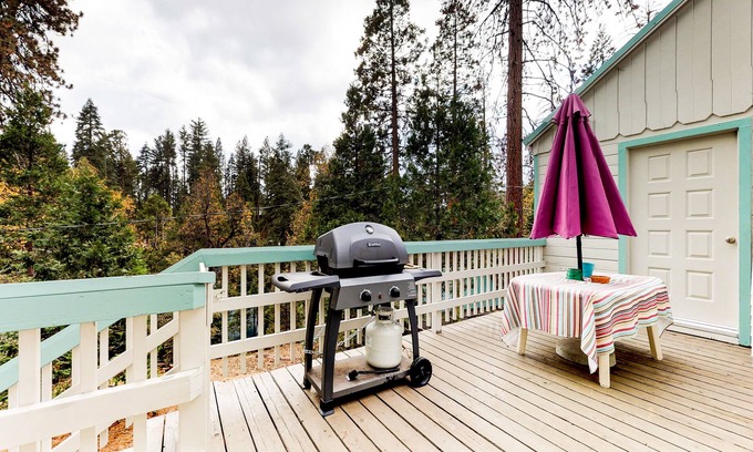 West Village House | Pet-Friendly Cabin with WiFi near Shaver Lake & Village