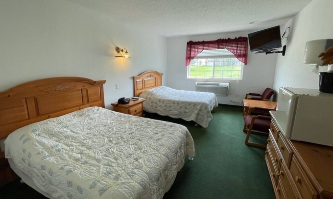 Red Bud Bed & Breakfast | Comfortable Double Full Room with Free Parking for Families