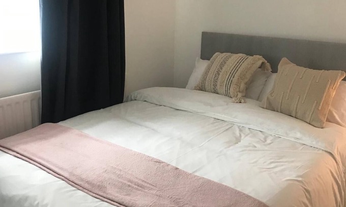 Cray Valley West Apartment | Welcoming Double Room for Families in BR5 R-2