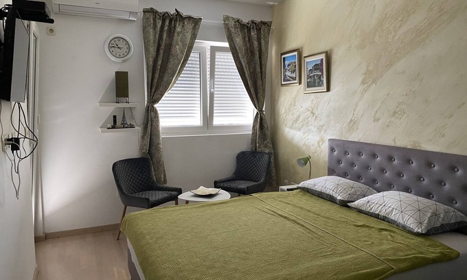 Podgorica Ski Chalet | Central Cozy Double Room with Balcony for Family Stays