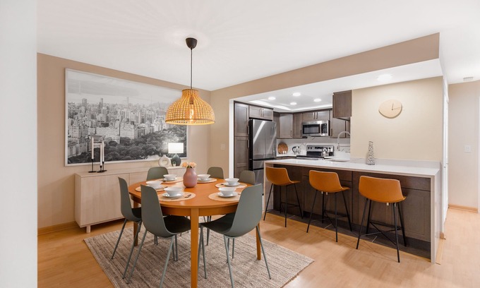 Northwest Bellevue Condo | Top-Rated Downtown Bellevue Condo with Pool & Free Parking