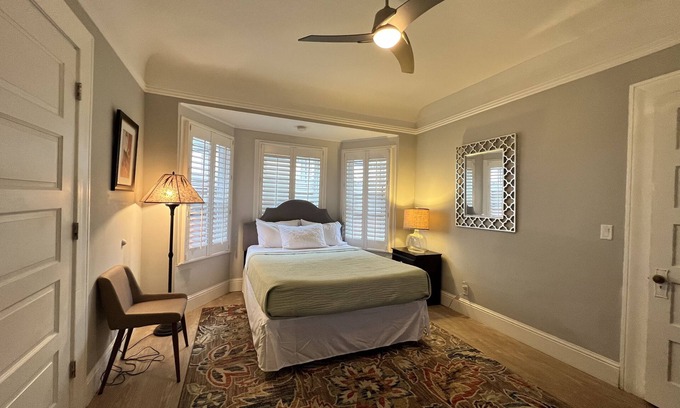 Downtown Burlingame Apartment | Idyllic Downtown Burlingame Apartment with Kitchen & Breakfast