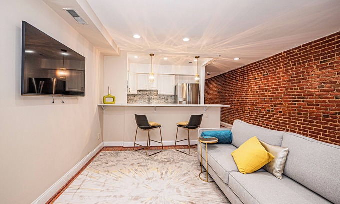 Logan Circle Apartment | Cozy Downtown Convention Center Basement Apartment