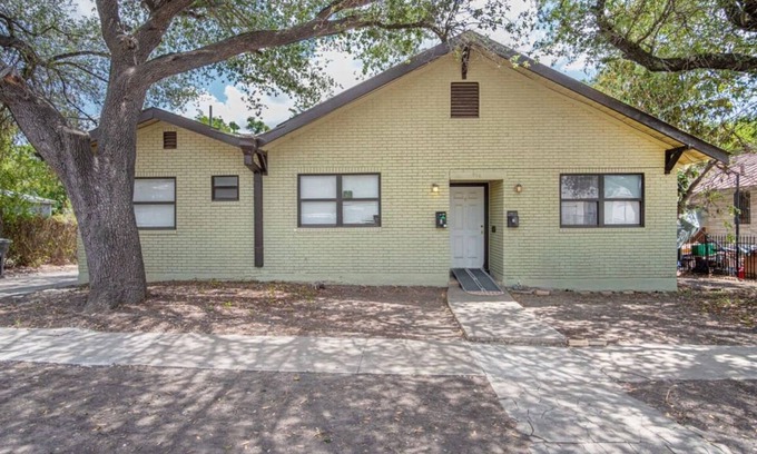 Nevada Street Apartment | Inviting Downtown Guest House with Spa & Family Amenities