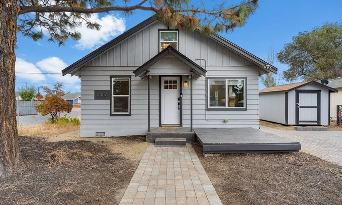Redmond House | Cozy Downtown Redmond Cottagenn