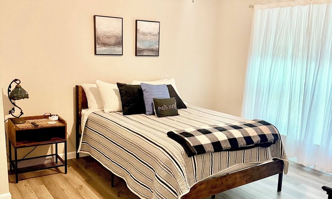 Waxahachie House | Cozy duplex in charming Waxahachie close to Nelson University